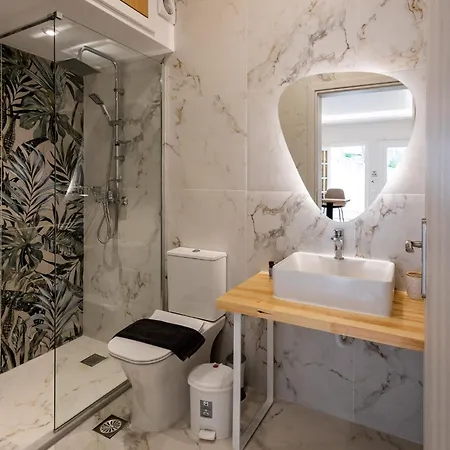 Apartment Vallia's Seaview & Stylish By Konnect, Nisaki *